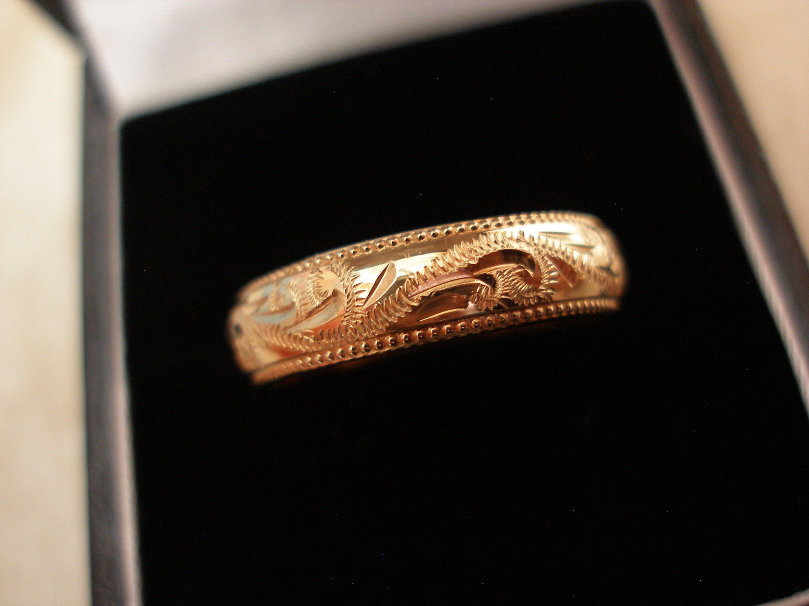 9 CARAT YELLOW GOLD 5MM HAND ENGRAVED HEAVY D SHAPE WEDDING RING BRAND NEW IN BX