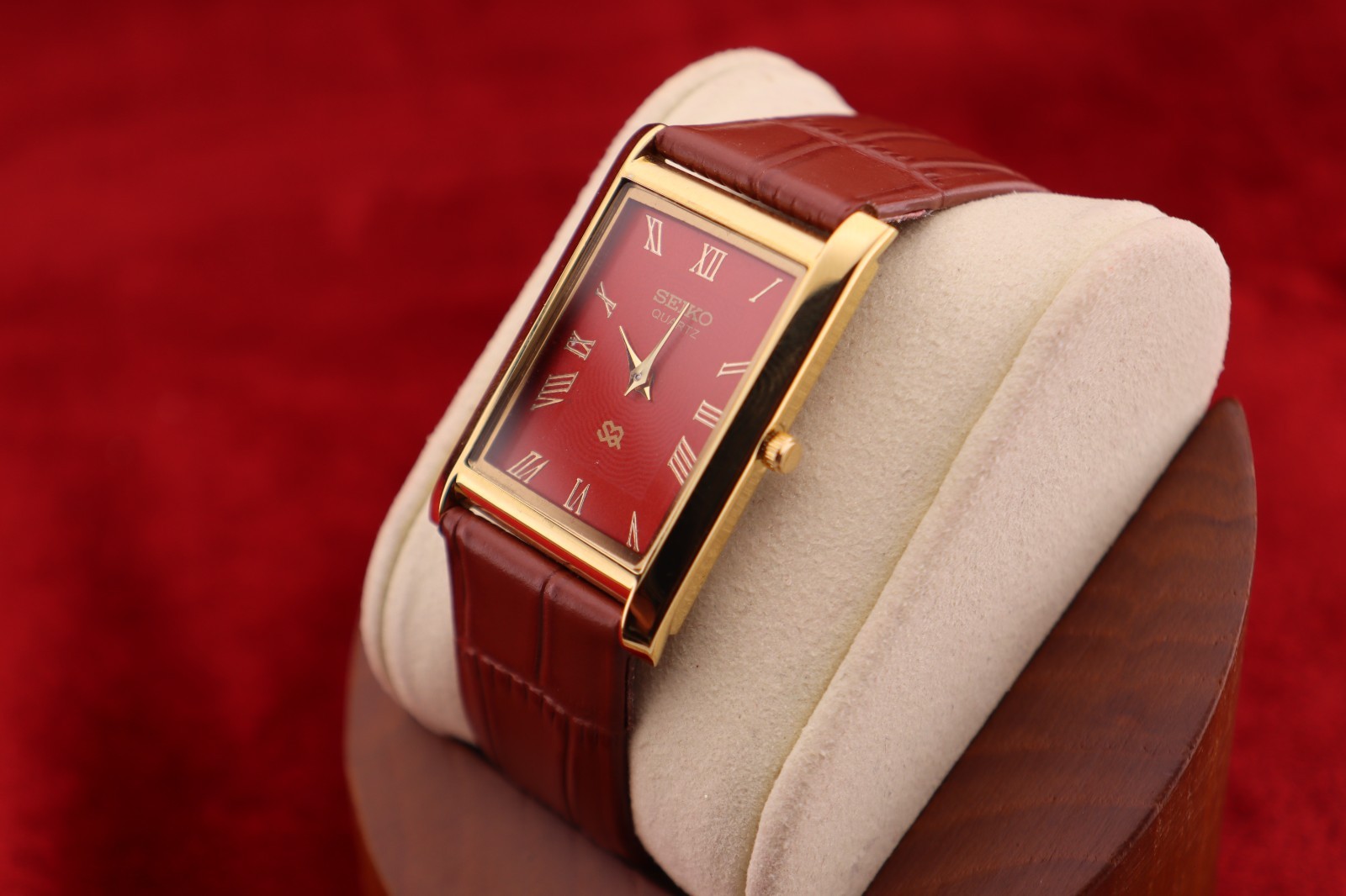 ⌚✨ Vintage Seiko Slim Quartz Gentlemen’s Red Dial ,Light Brown Dress Watch