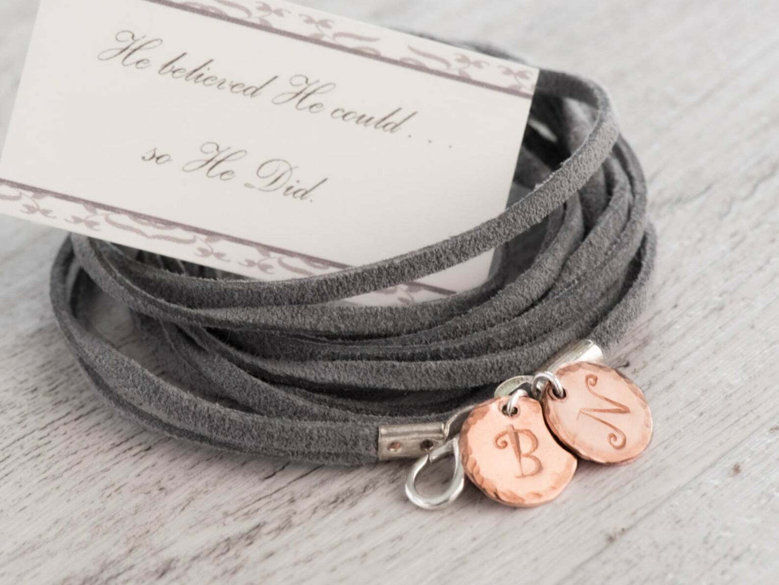 bracciale iniziali famiglia, regalo anniversario in pelle alcantara