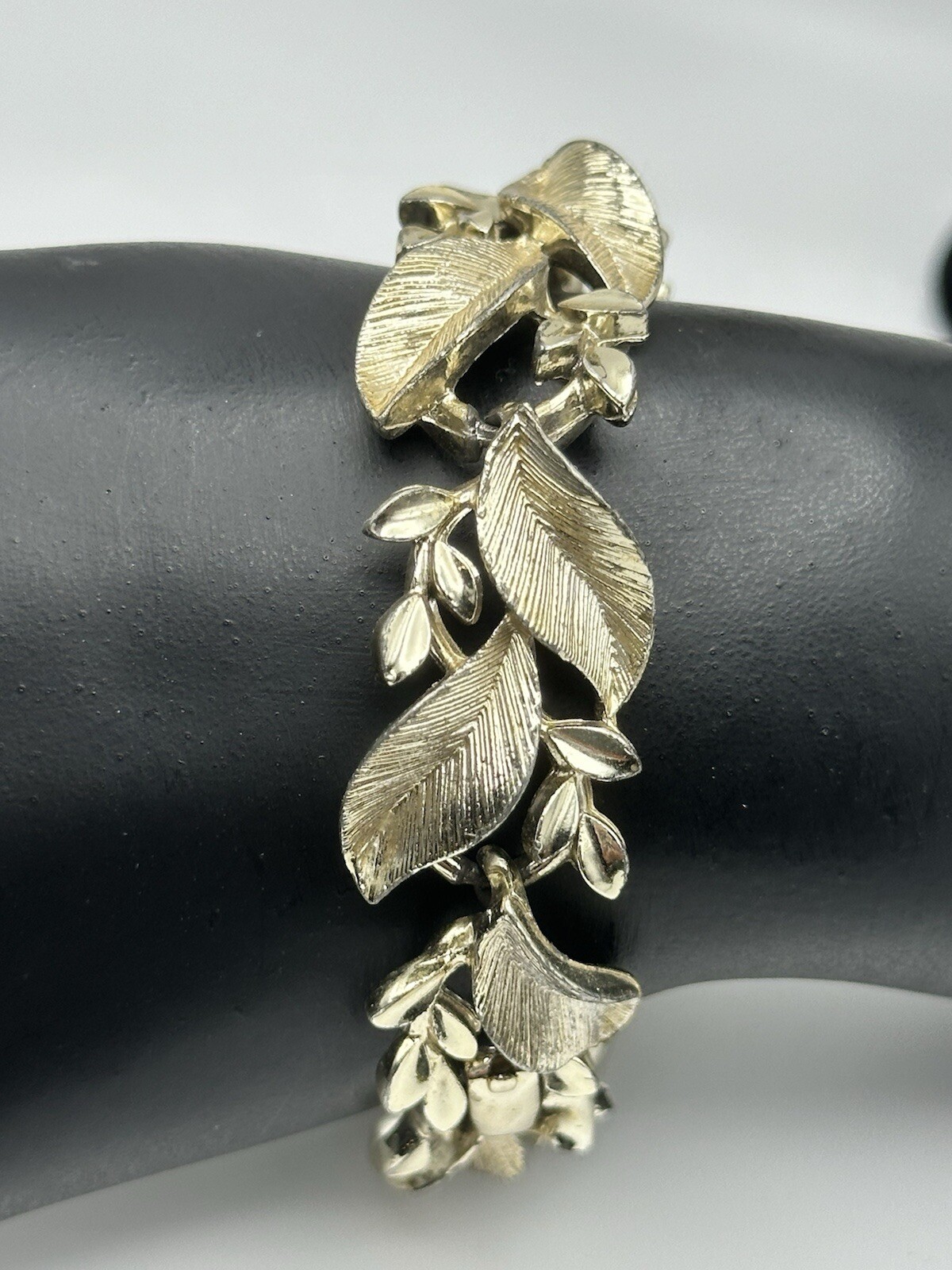 Vintage Lisner Gold Tone Vine Leaf Bracelet And Clip On Earrings Set