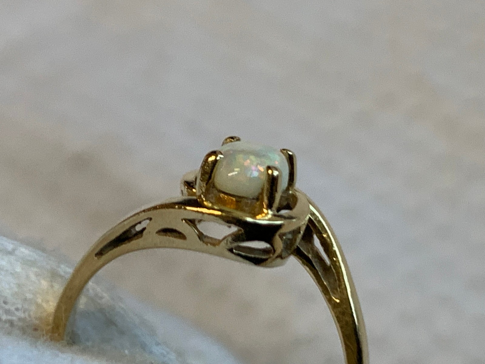 14K Yellow Gold Ring 1.95g Fine Jewelry Size 5 Band Opal Look Stone *READ*