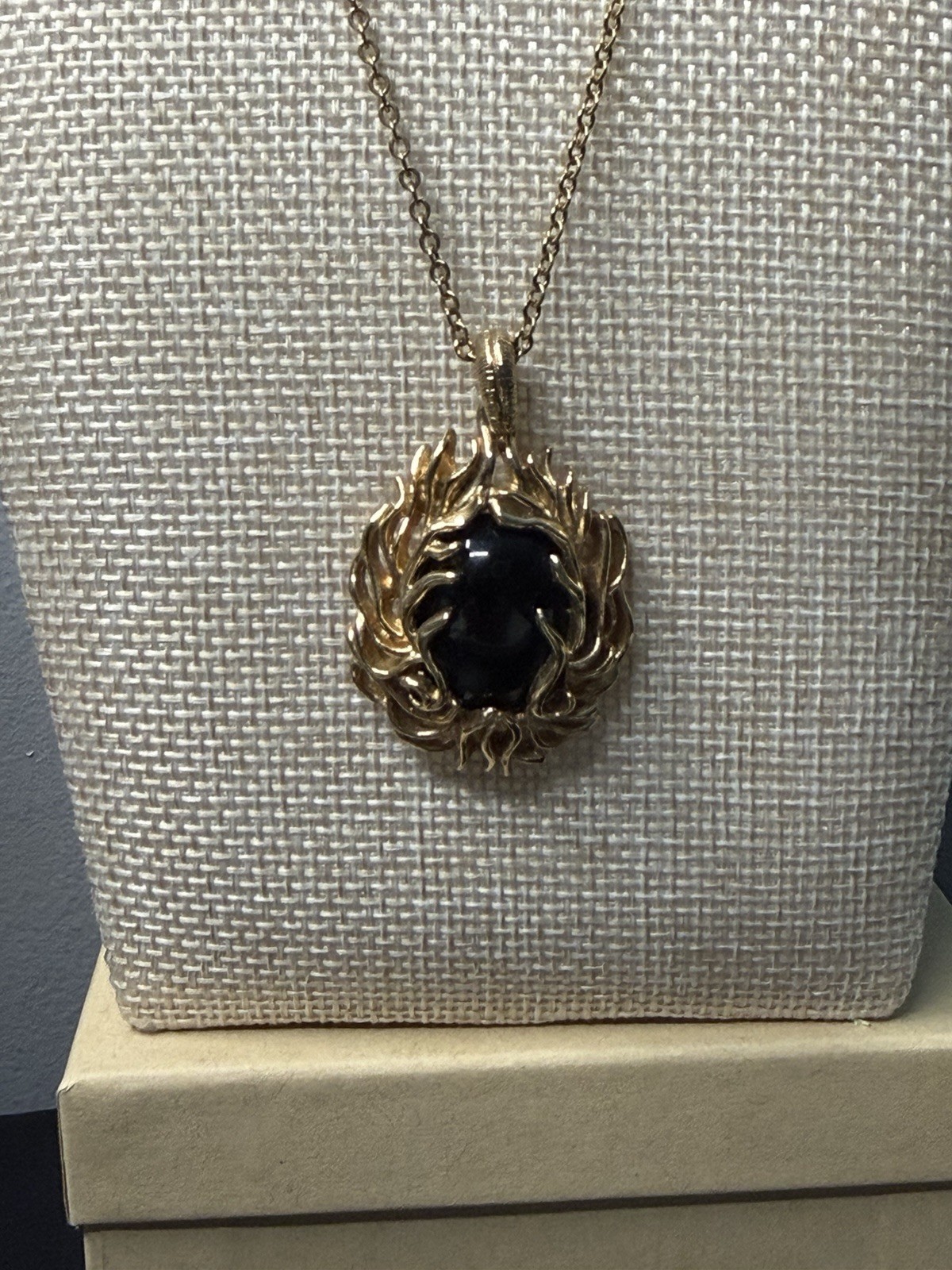 Gold Tone Cable Chain with Oval Black Onyx Pendant 6 in , excellent condition