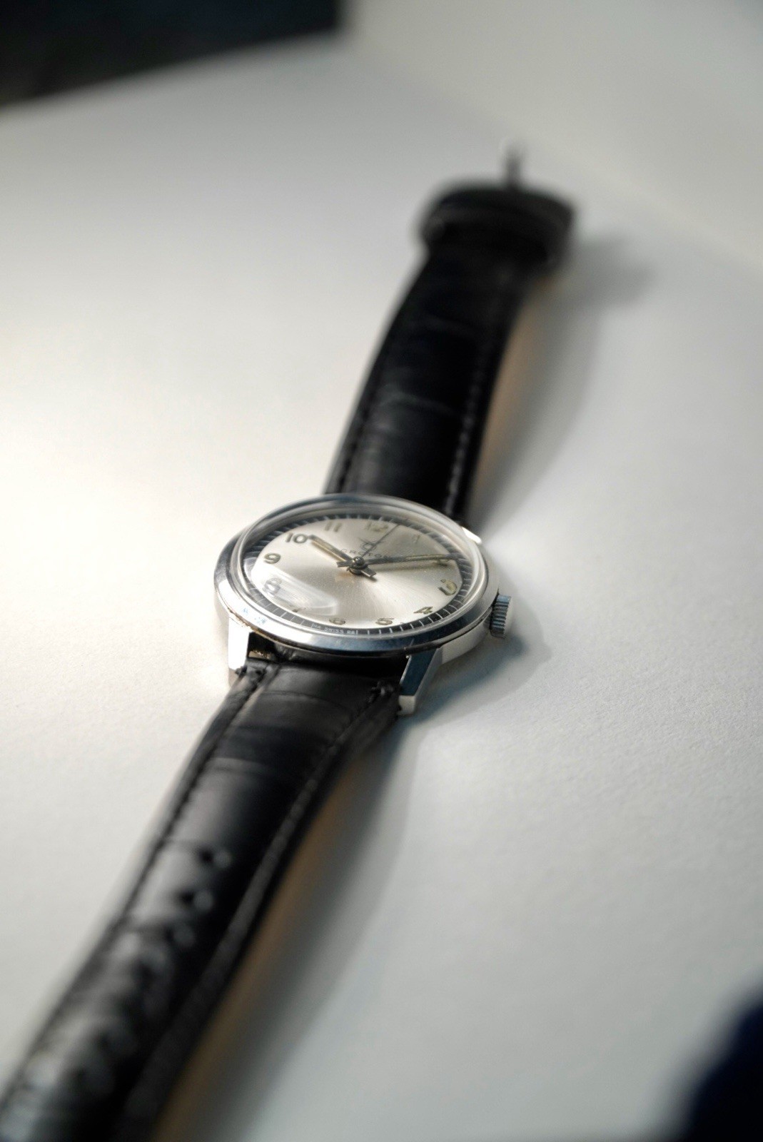 Croton Vintage Manual Wind 34mm Watch Silver Tuxedo Dial 17 Jewels Running