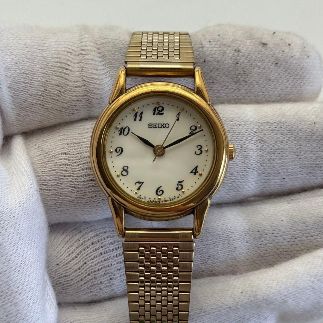 SEIKO new battery wristwatch working item V701 1930 bracelet