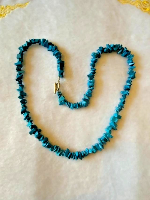 Vintage Blue Dyed Howlite Magnesite Chip Stone Necklace 19″ Gold Tone Clasp