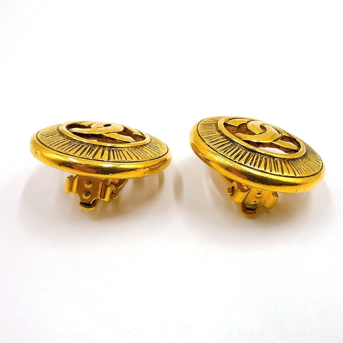 CHANEL CC Logo Coco Mark Vintage Earrings Gold-tone Matelasse Clip-On Auth JAPAN