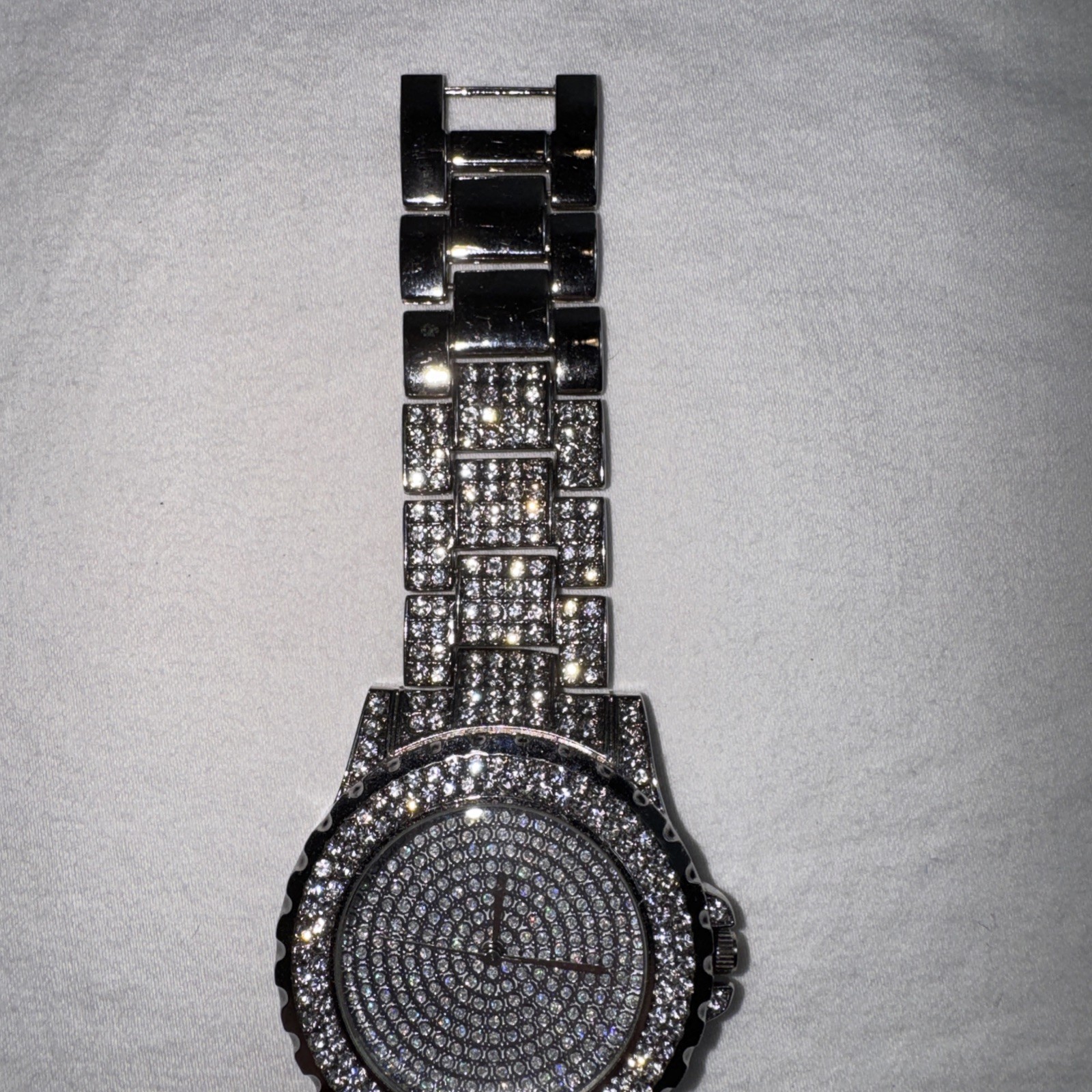 Silver Tone Luxury Analog Wristwatch Pavé Dial Metal Bracelet Round Fixed Bezel