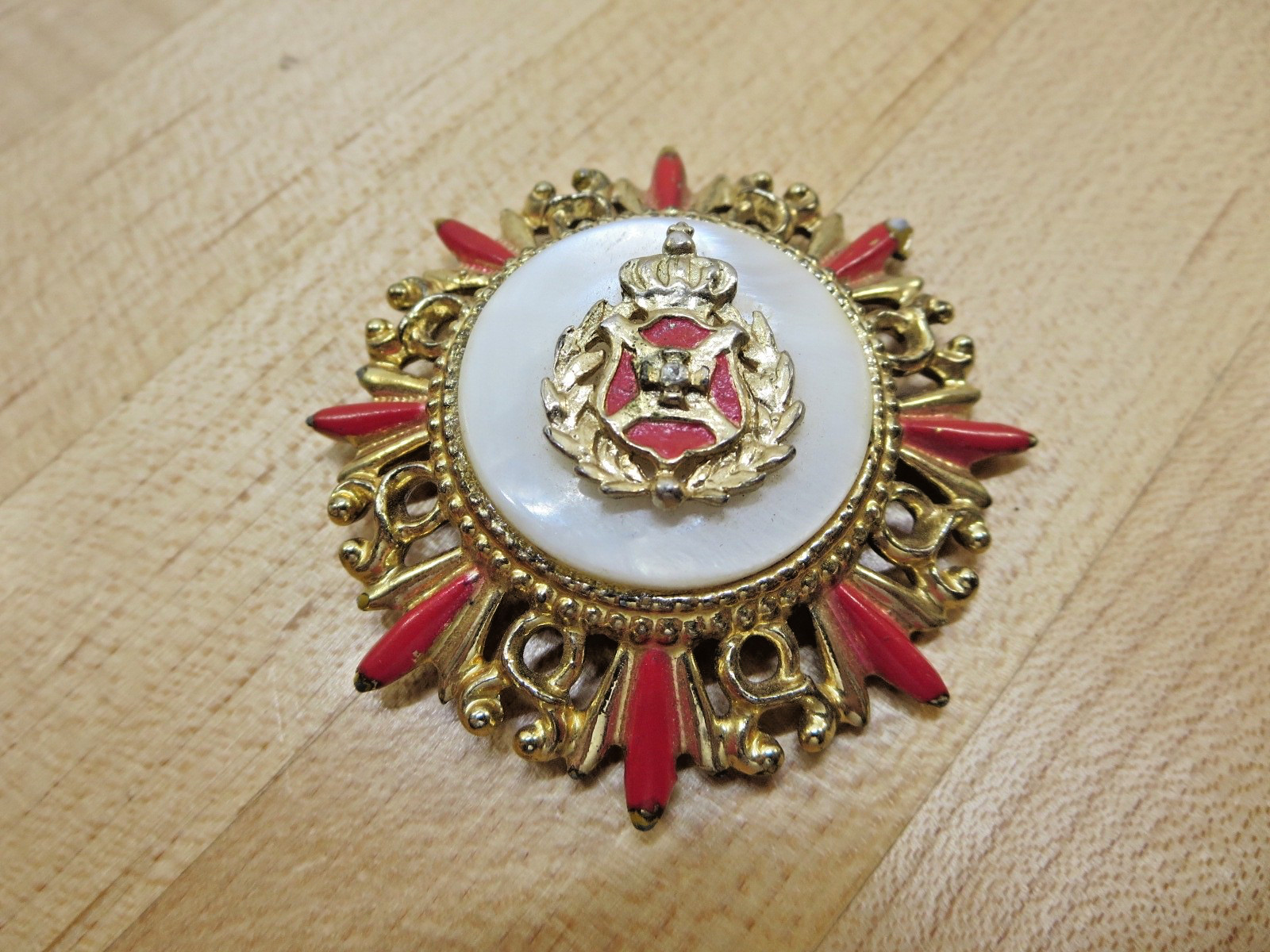 Vintage Silver Tone Coat Of Arms Pin Brooch