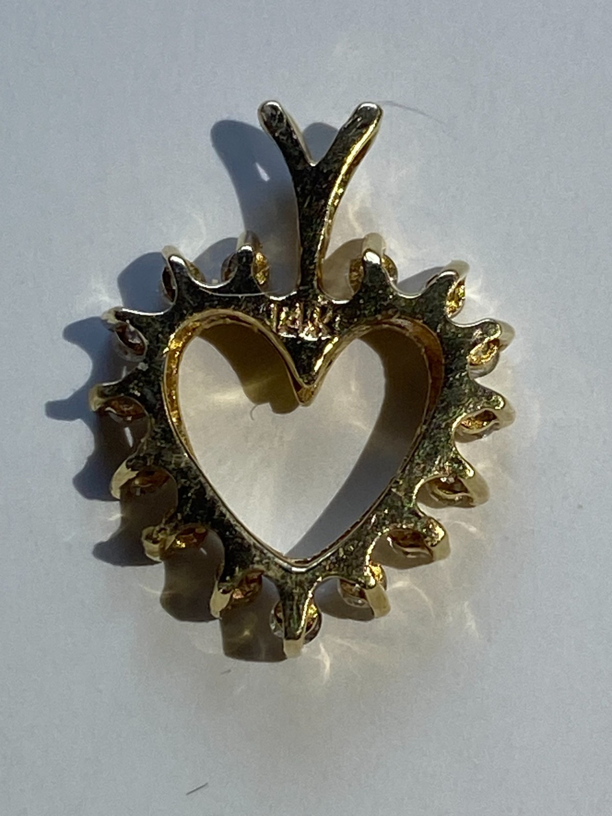 Gold Heart Pendant / 16 Diamonds – Stamped 14K Yellow Gold 1.2 grams -incl. box
