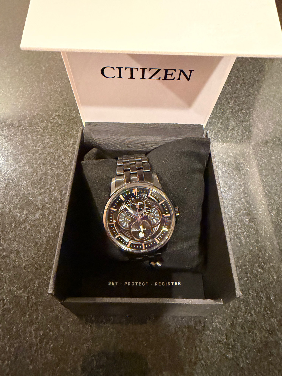 Near Mint Barley WornCitizen Watch BU0057-54E Eco Drive Calendrier