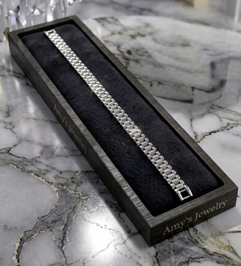 Amy’s Jewelry Silver Box Chain Link Bracelet with Box Closure. Size 20 cm.