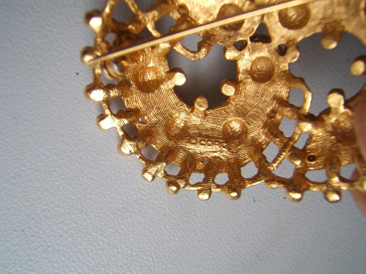 VINTAGE CORO GOLD TONE BROOCH PIN W/ RED & GREEN STONES