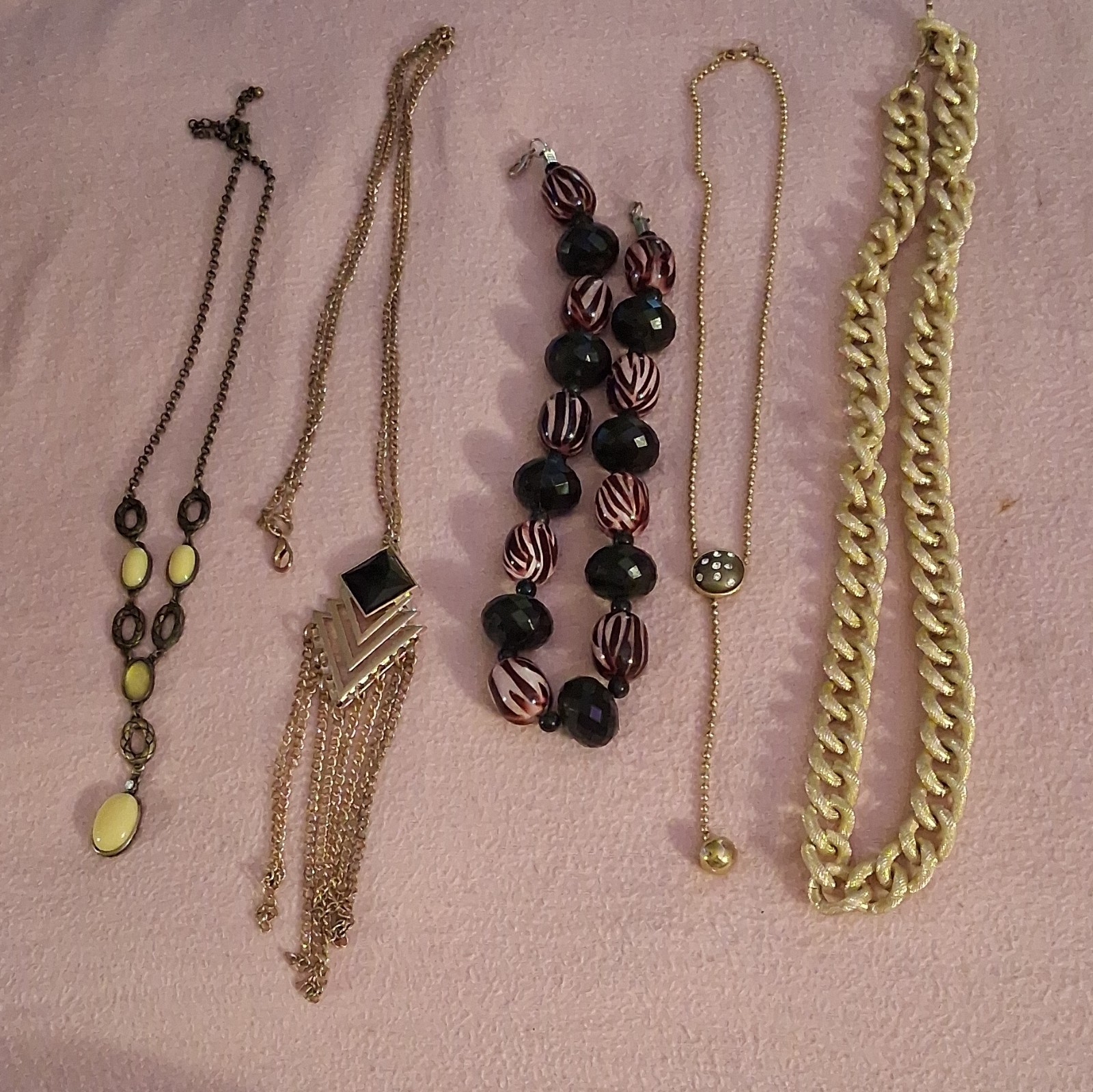 Women’s Fashion Mixed Jewelry Lot of 5- Necklaces/Chain/Bracelet Gold/Black