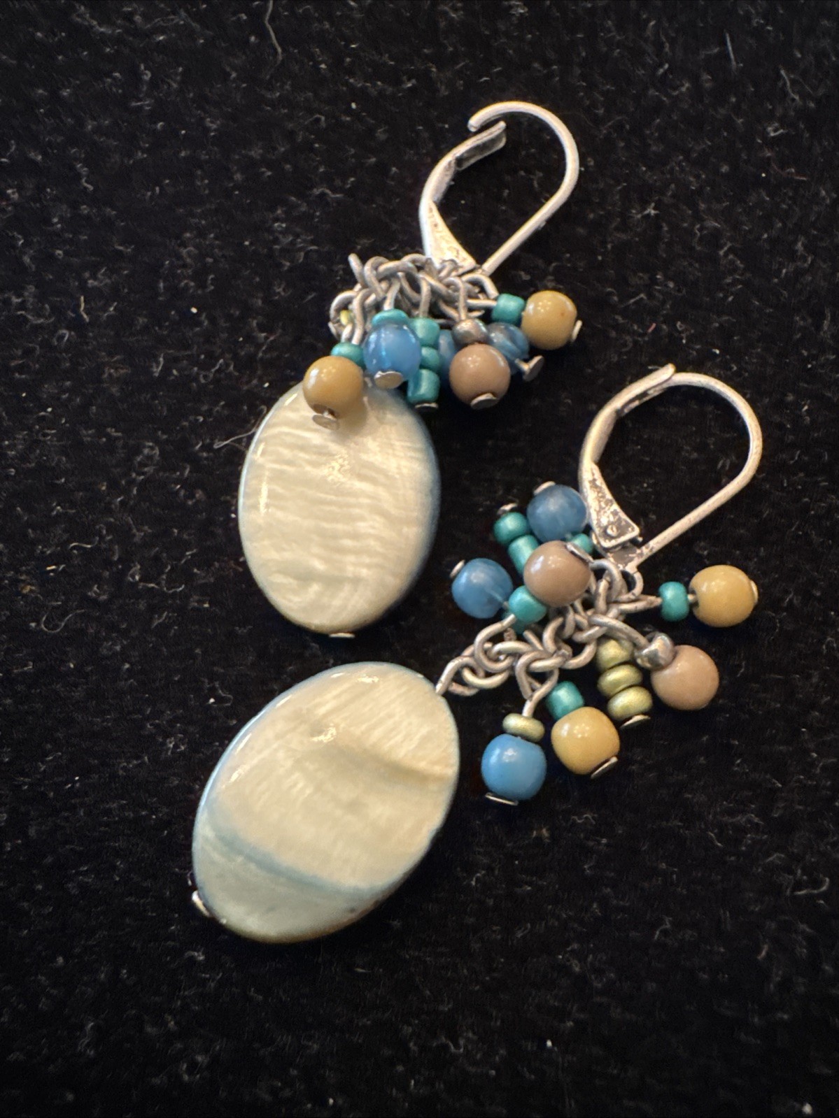 Vtg Dangle/Drop Earrings Gray Oval Shell With Bead Accents Hook Closure 2”. 997