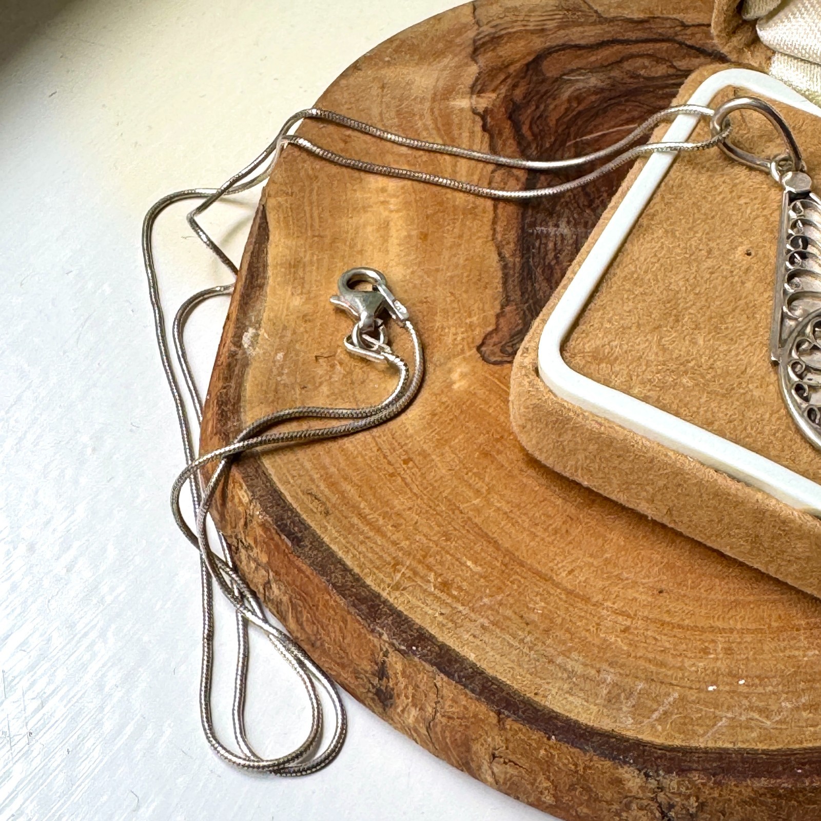 Vintage Sterling Silver 925 Filigree Scrollwork Pendant Necklace 46cm Garnet