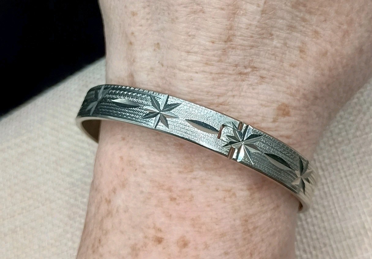 Vintage Silver Tone Hinged Bangle Bracelet 7″ Etched Stars Celestial Push Lock
