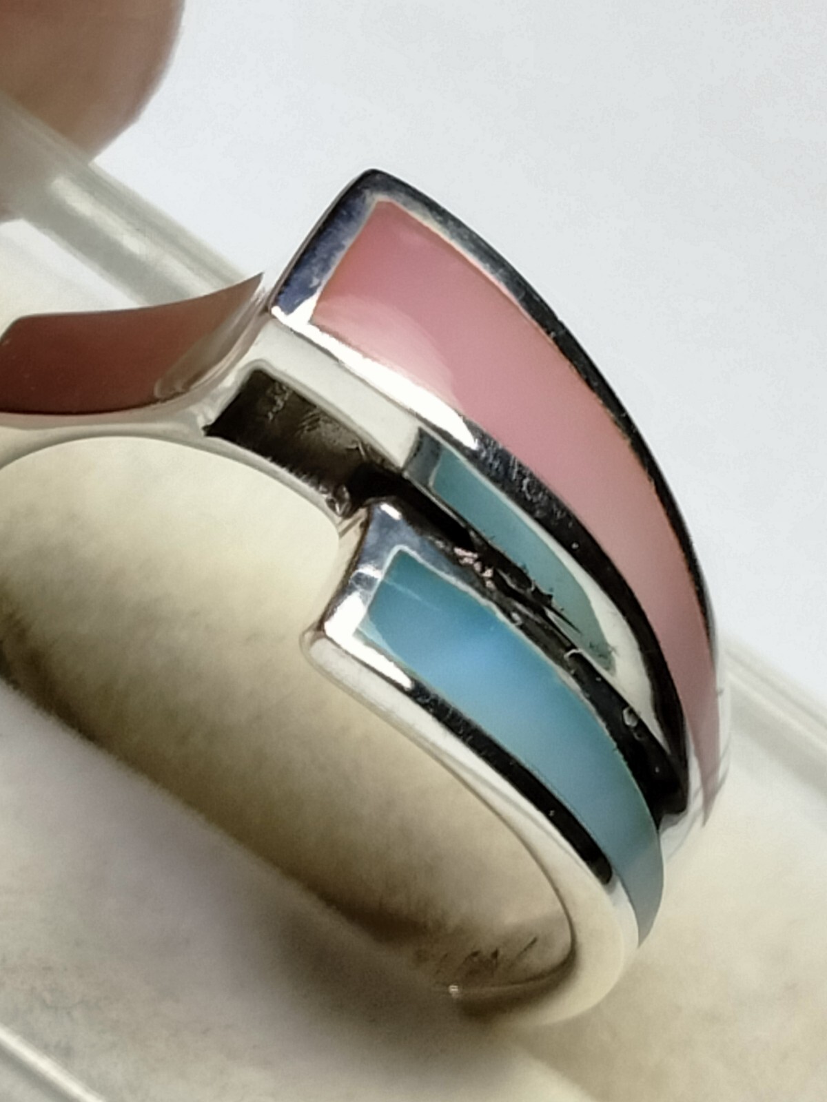 CHARMING MOP INLAYS IN TRENDY STERLING SILVER.925 RING SIZE 8.75-9.0