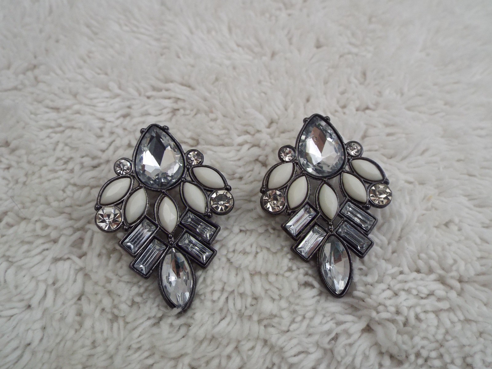 Gunmetal Rhinestone & Acrylic Bead Pierced Earrings (D21)