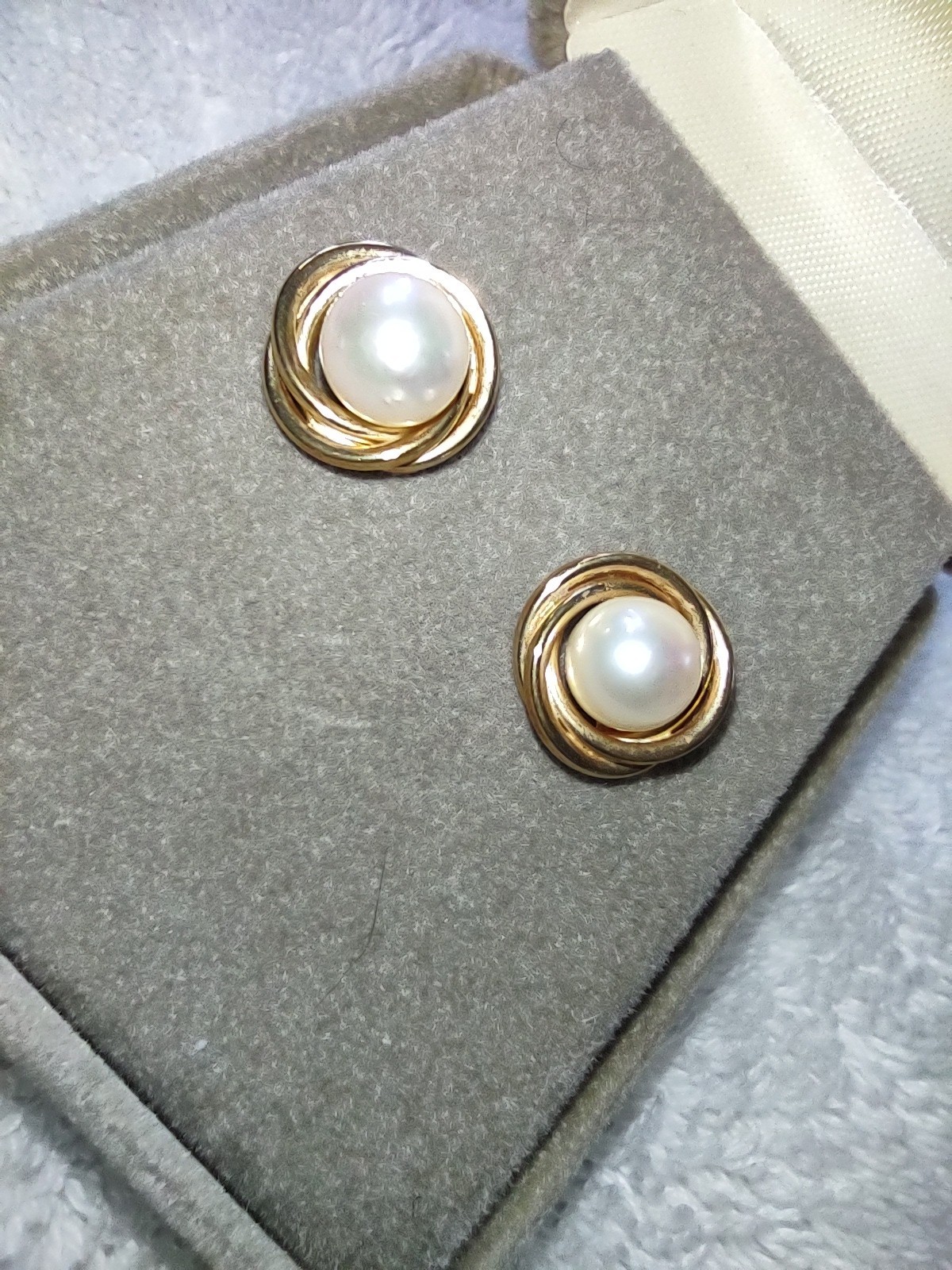 Cultured Freshwater Pearl (5mm) Love Knot Stud Earrings In 14k Gold.. Used Cond