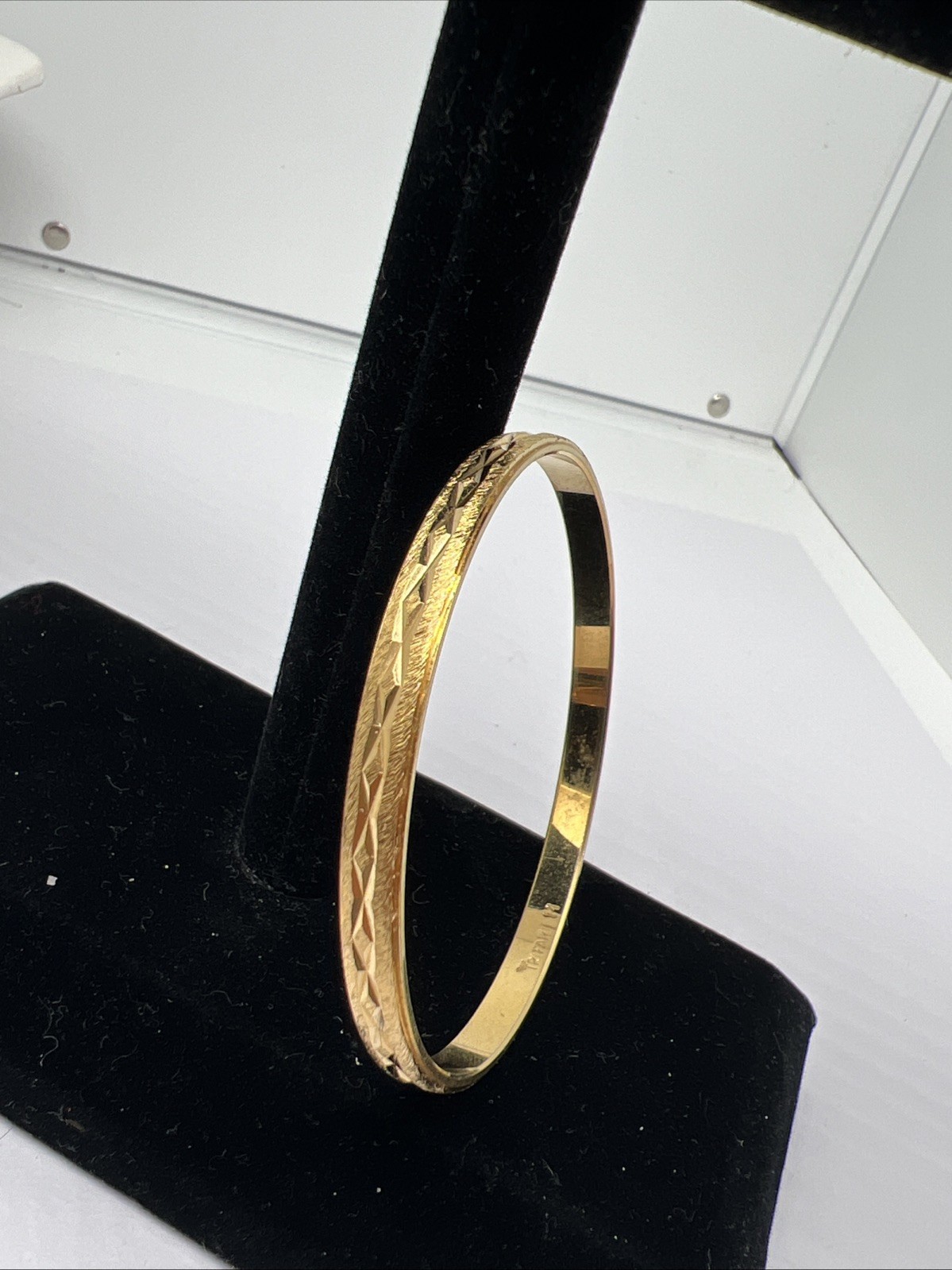 Beautiful Vintage Crown Trifari Gold Tone Bangle 7.5” Bracelet 8052