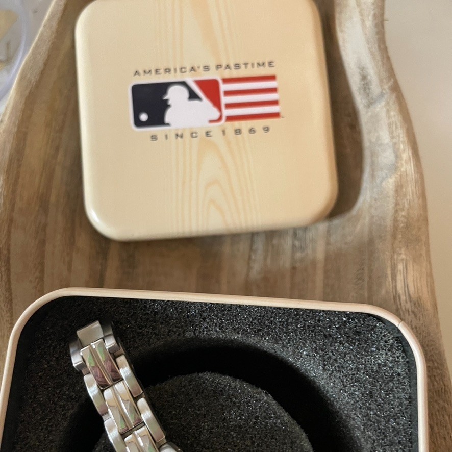 New York Yankees Fossil Watch Silver Tone Navy Shiny Womens Wristwatch MLB
