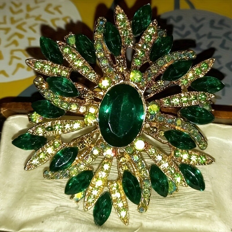 Elegant Army Green Rhinestone 1pc Brooch Unisex Vintage Court Style Corsage Pin
