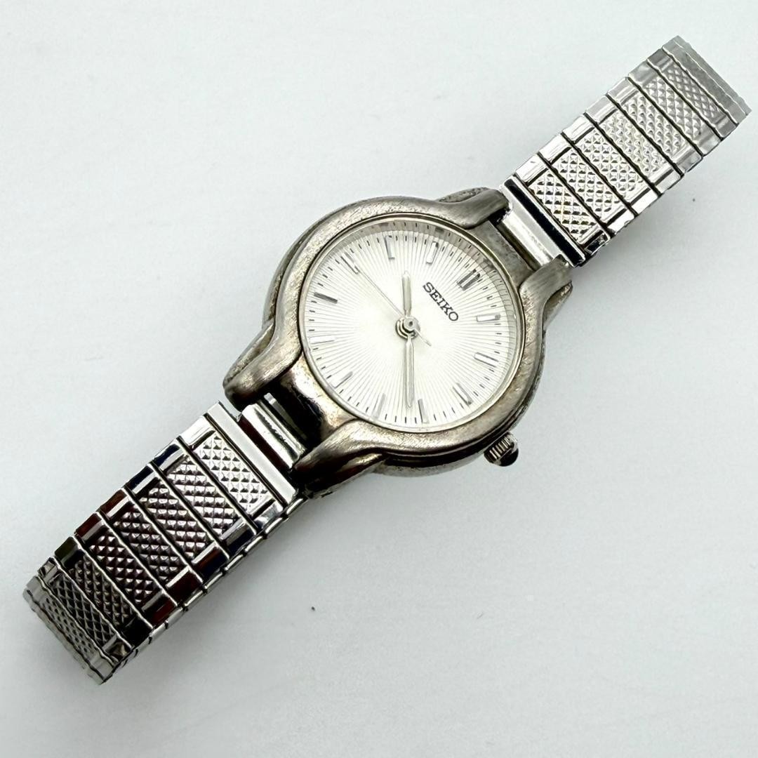 Vintage Seiko round watch, new battery, bellows movement, women’s, working.