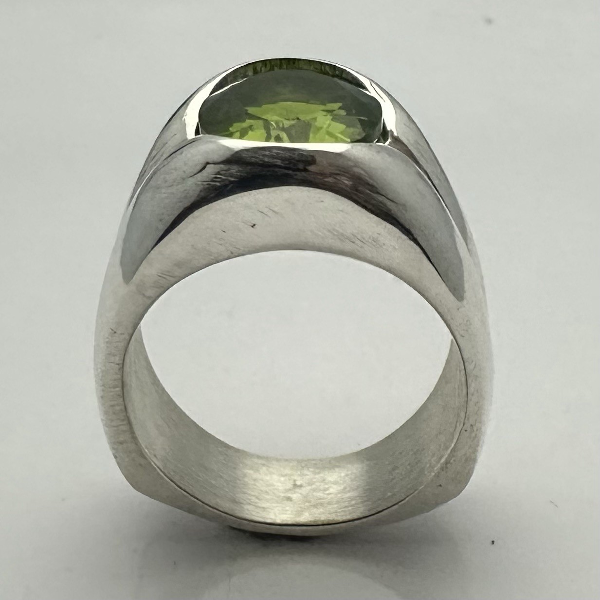 MJG STERLING SILVER MEN’S RING. 12 x 10mm OVAL LAB PERIDOT . SIZE 10.