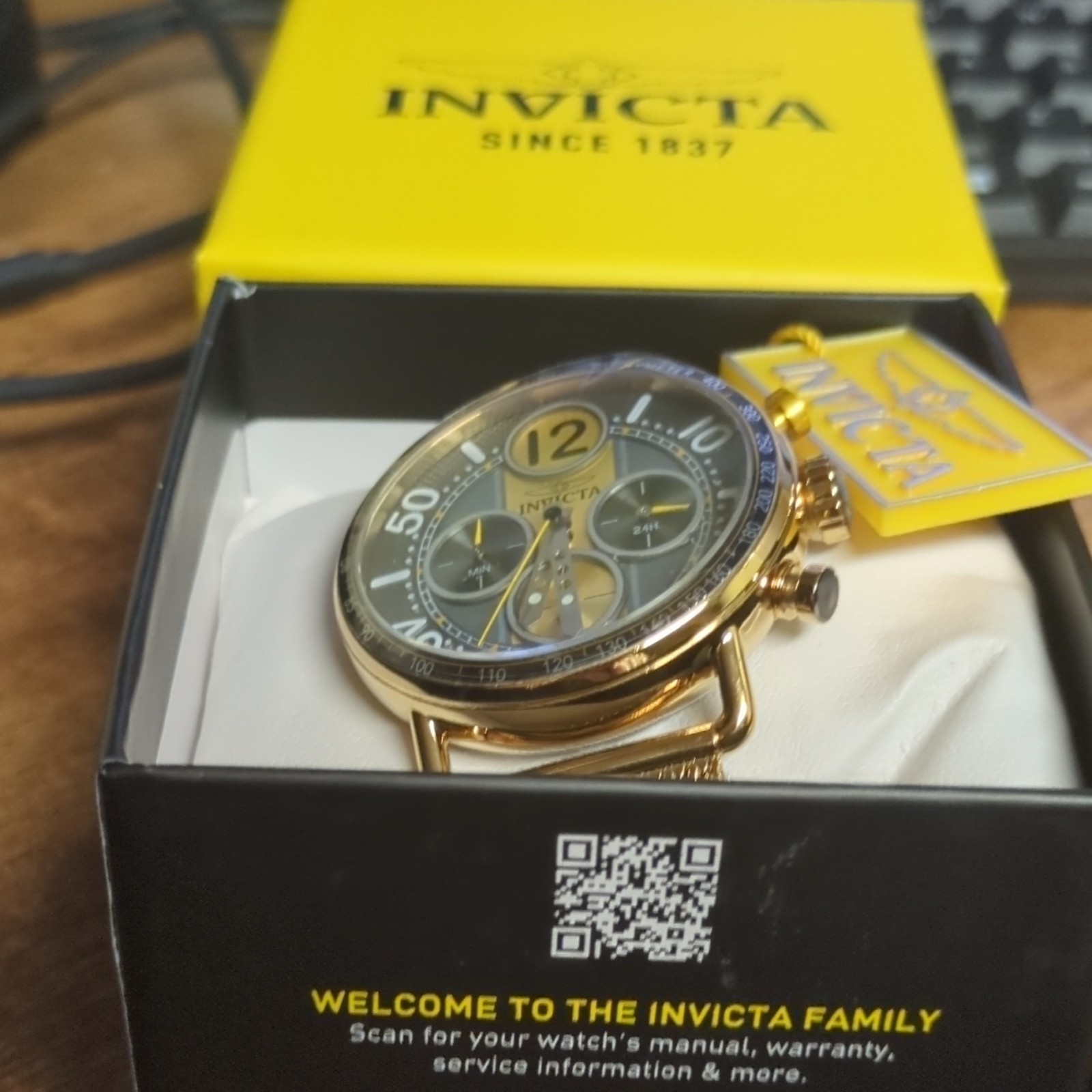 Invicta Quartz Chronograph Tachymeter Gold-Tone Mesh Bracelet Watch Black/Gold