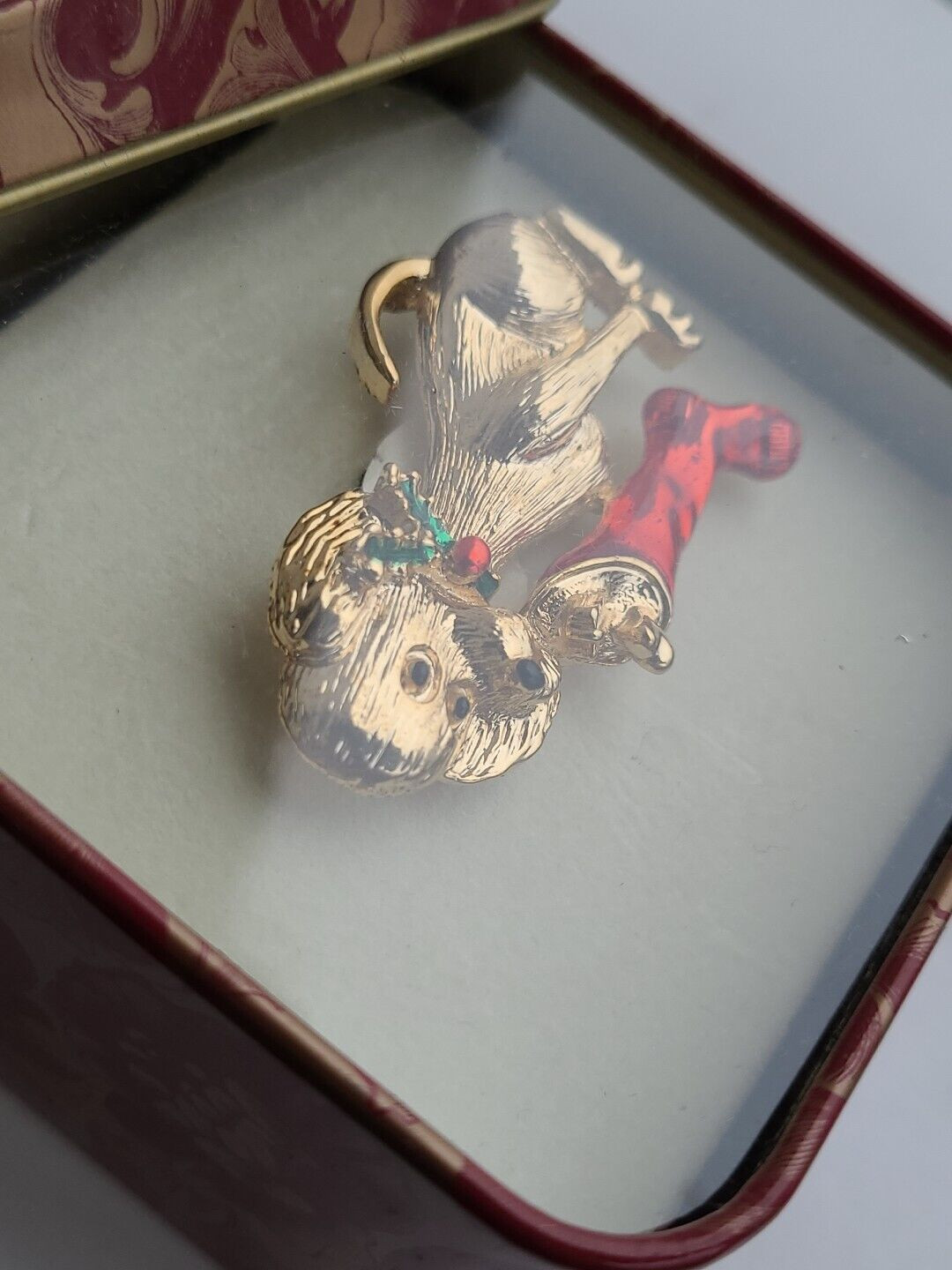 NEW Vtg Gerry’s Christmas Puppy Hound Dog Stocking Gold Tone Textured Pin Brooch
