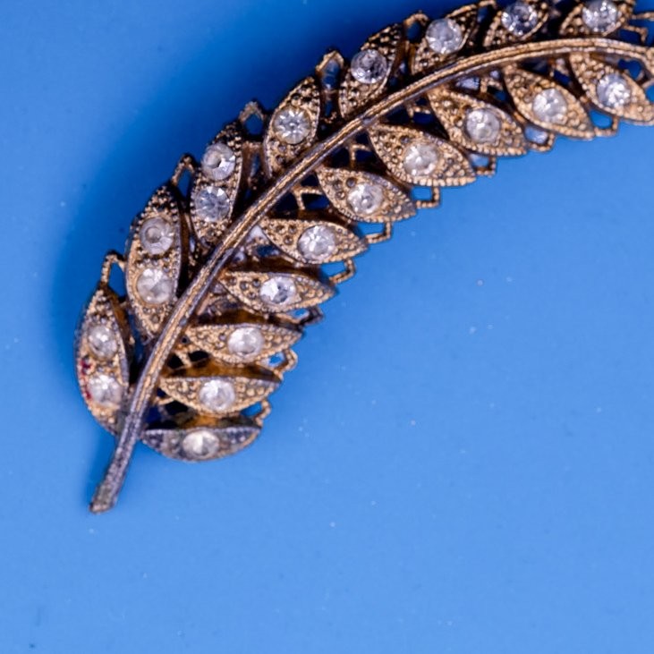 Vintage Feather Leaf Brooch Pin Gold Tone Metal Rhinestone 2.75″ Long Sparkly