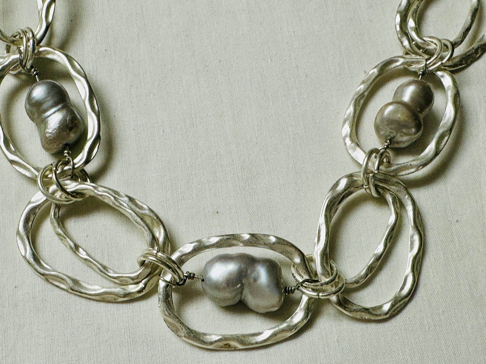 Hammered Silver Tone Oval Link Pearly Bead Collar Necklace n0357