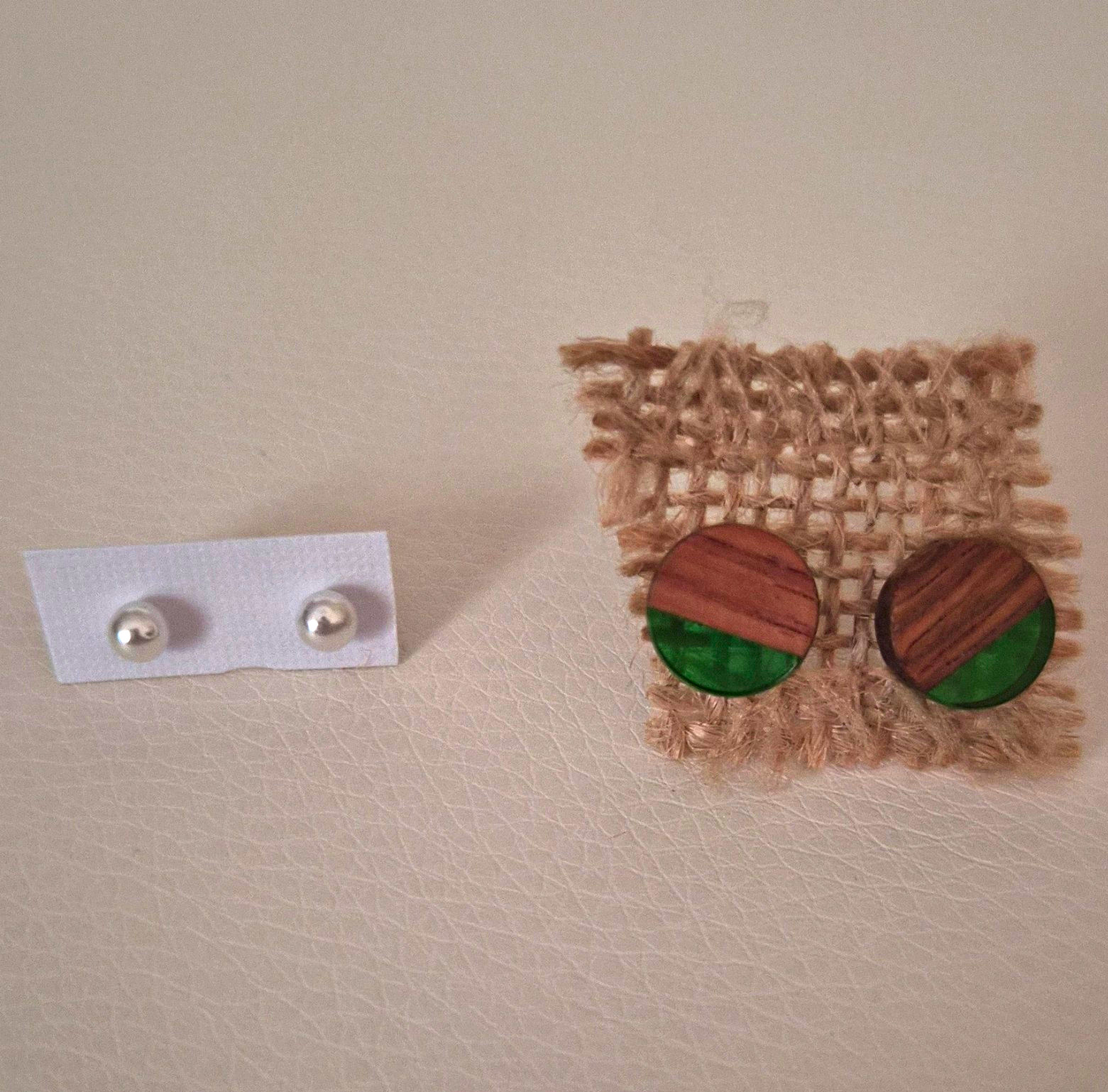 Lot of 2 Stud Earrings Wood-Tone & Green Round Discs, White Sim Pearl
