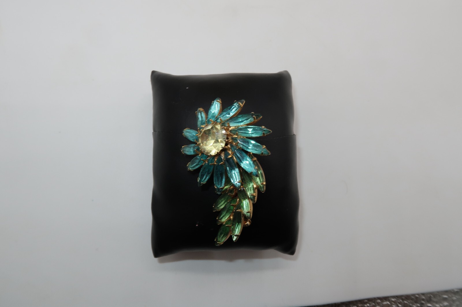 Vtg Blue Green Gold Tone Flower Rhinestone Brooch Prong Setting Fashion Jewelry