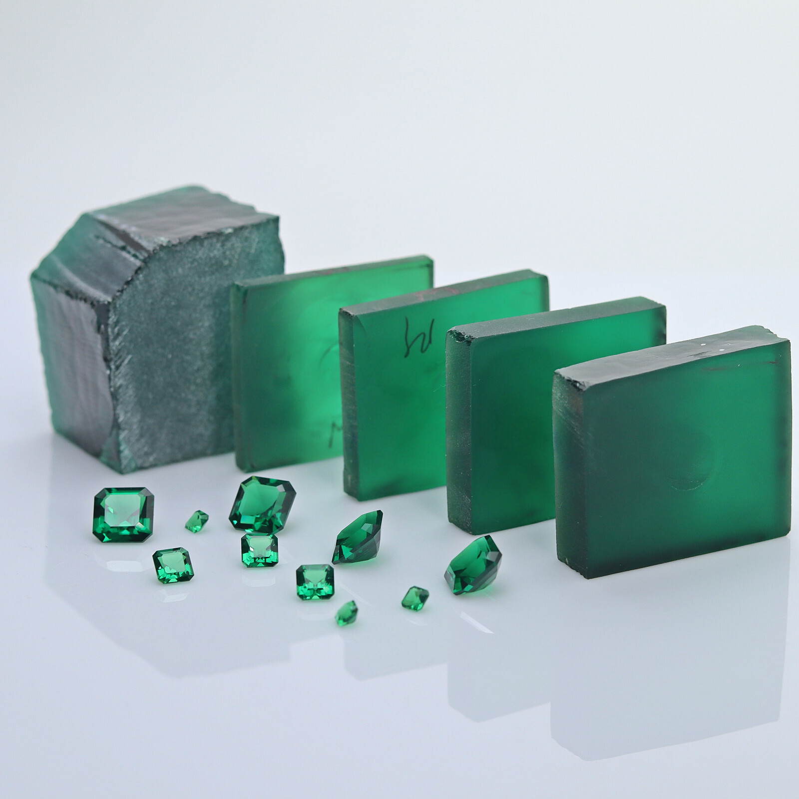 EMERALD GREEN MEDIUM HEAT RESISTANT NANO CRYSTAL GEMS FACETING GRADE ROUGH