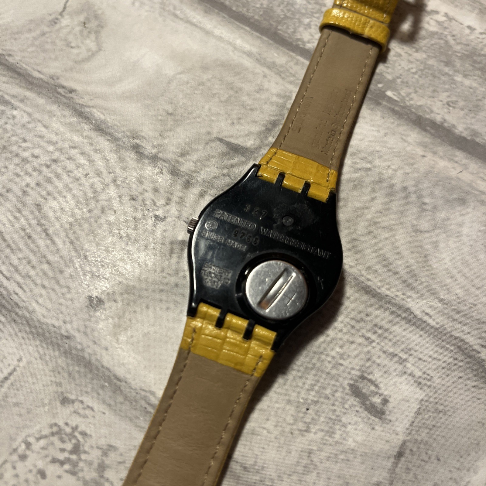 Swatch Gent 24H Ellypting GB152 1993 Vintage NOS Black Dial Mustard Yellow Strap