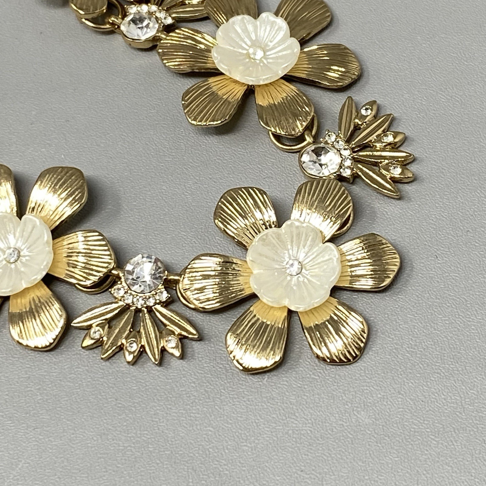 Gold Tone Chain Necklace Flower Links Collar Rhinestone Center Summer 20″