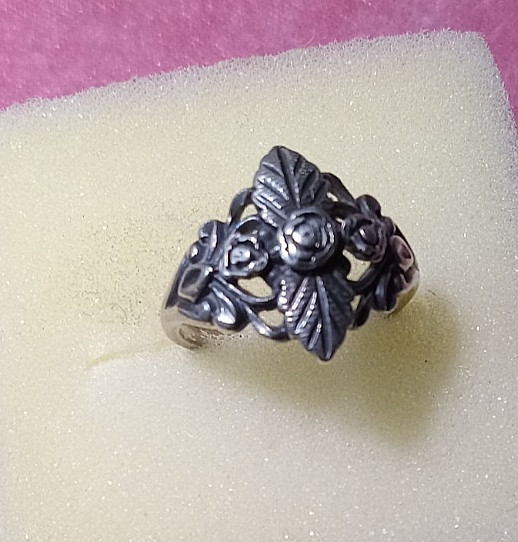 Sterling Silver Wheeler Manufacturing Black Hills type Floral Ring Size 7.5 4.1g