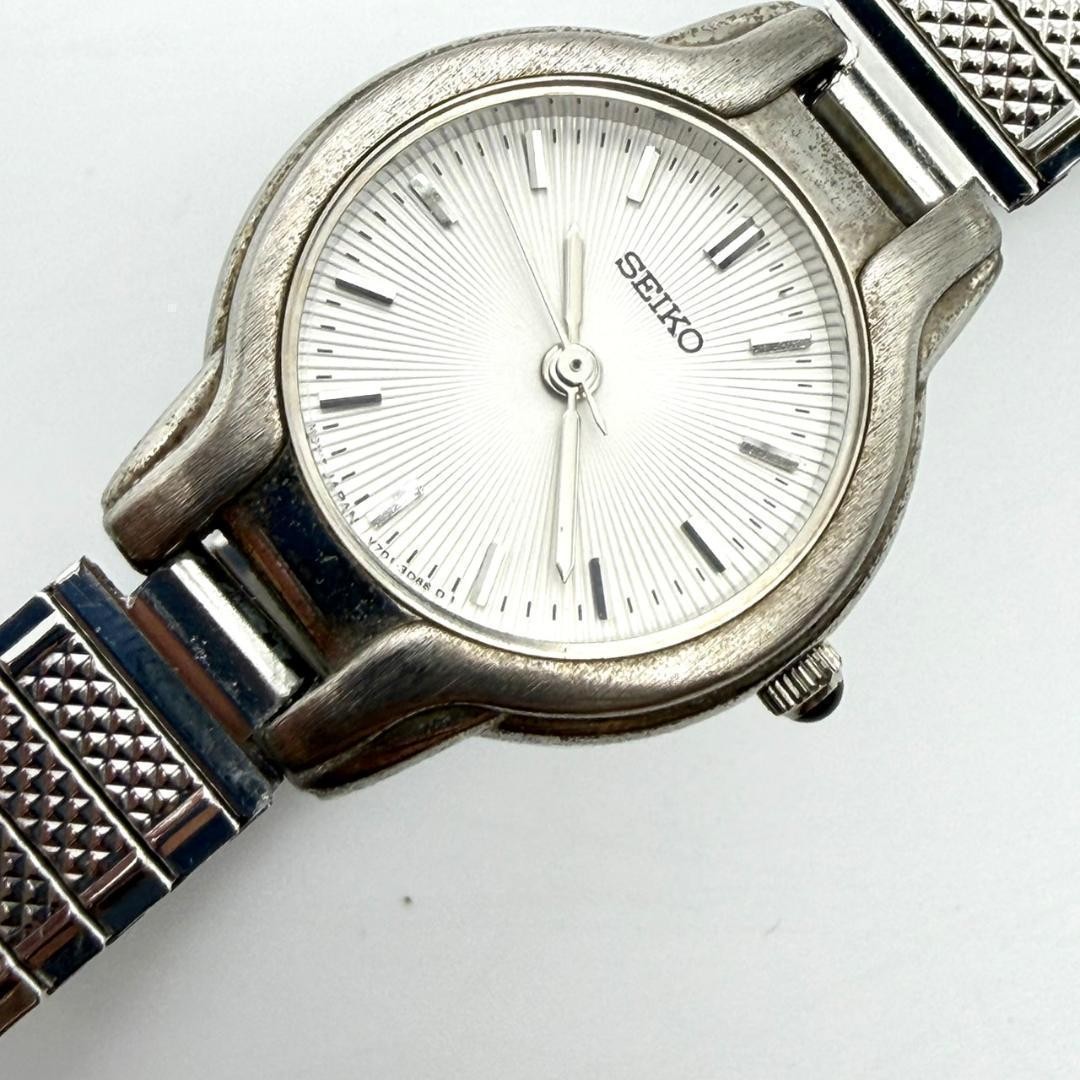 Vintage Seiko round watch, new battery, bellows movement, women’s, working.