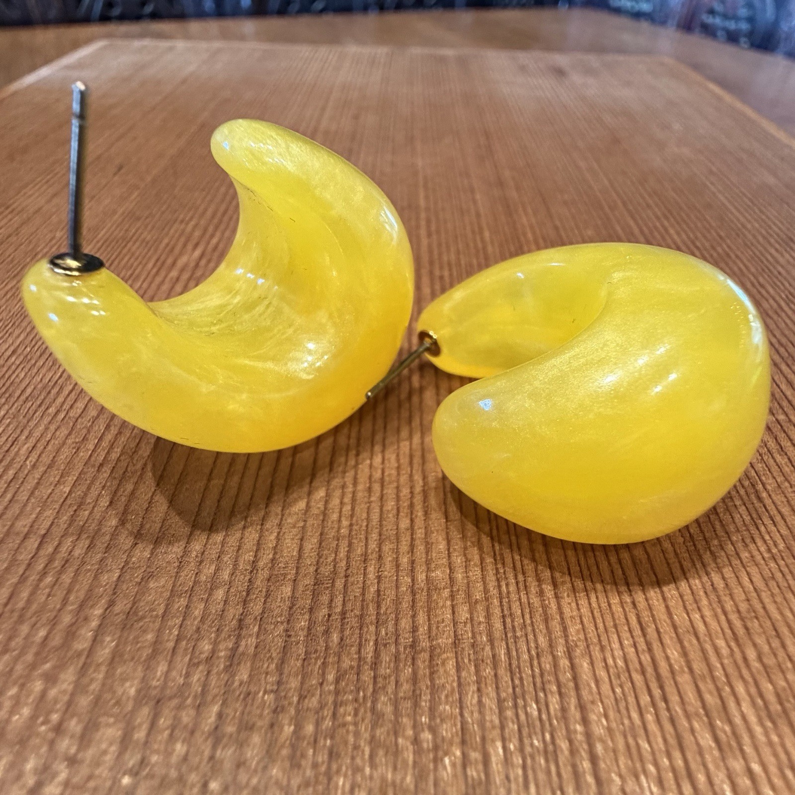 VTG Yellow Marbled Plastic Resin Chunky Huggy Hoop Earrings Crescent Statement
