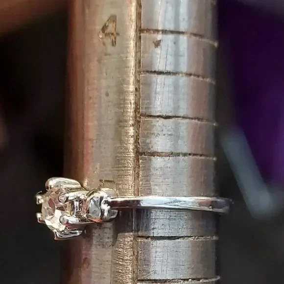 Vintage 10K White Gold Bow Tie Ring w. CZ Center Stone size 5- Minimalist 1.5 gm