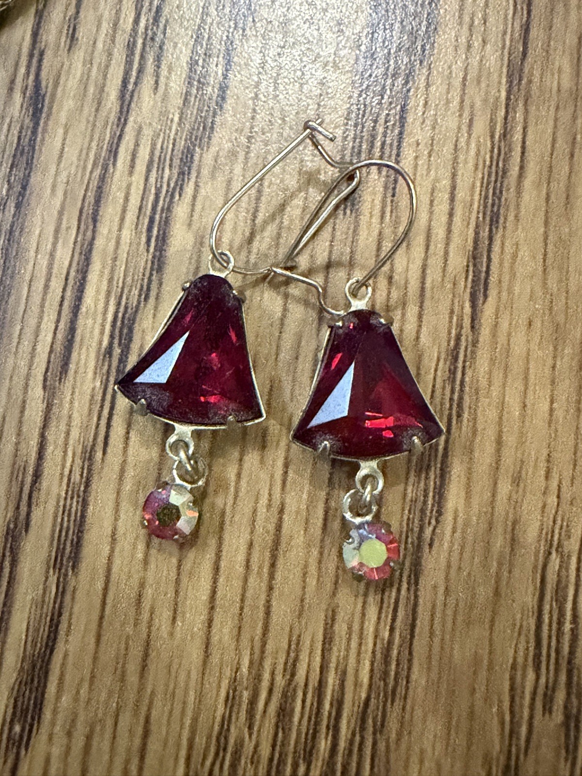 Vintage Weiss Ruby Red Aurora Borealis Rhinestone Clip On Earrings Gold Tone