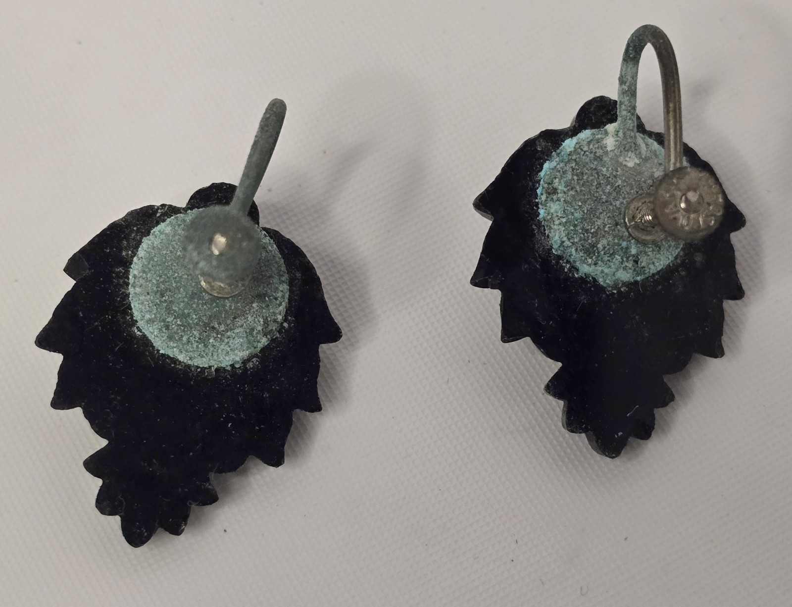 VINTAGE SCREW BACK EARRINGS ● JET BLACK ● Flower And Leaves Design ● Retro Party