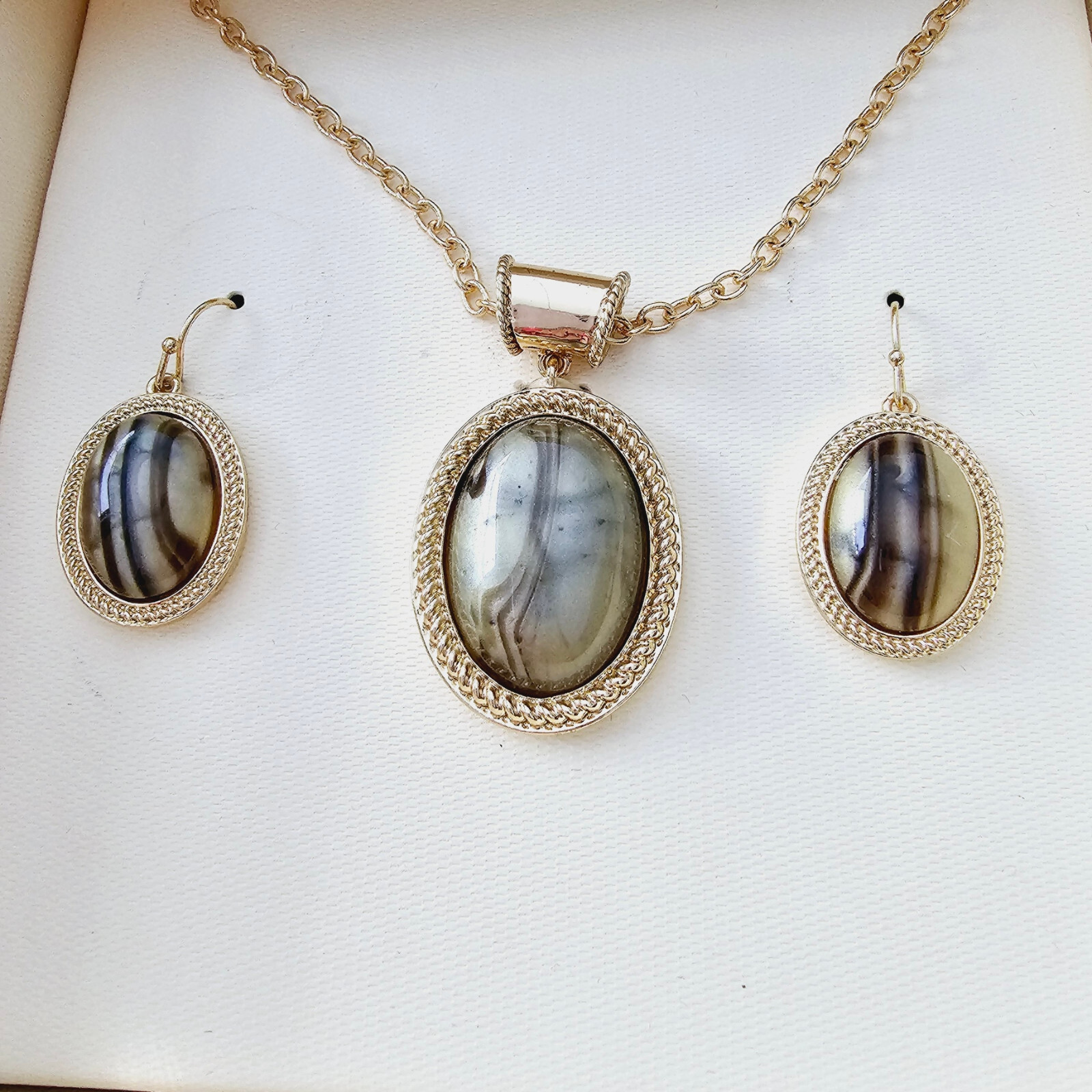 Kim Rogers Faux Agate Oval Pendant necklace and earrings gift set $25 NWT
