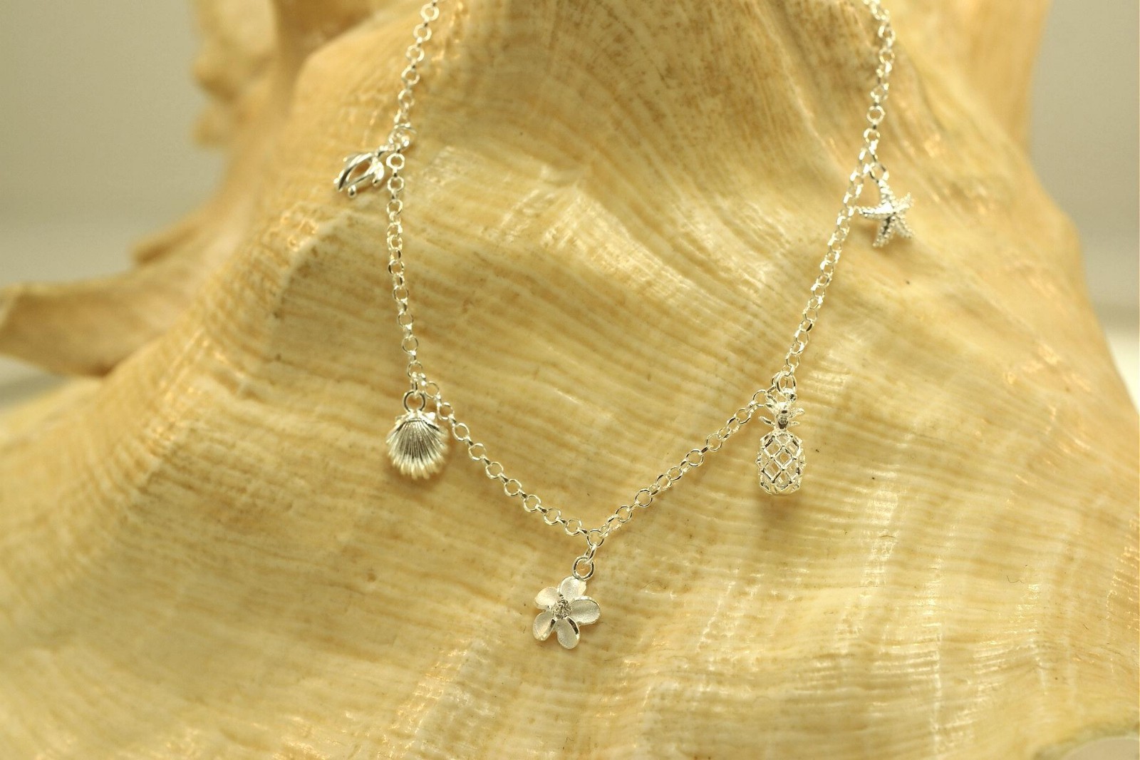 SOLID 925 SILVER MIXED 6 PETITE HAWAIIAN CHARMS DC ROLO BRACELET 6.5″-7.5″ ADJ