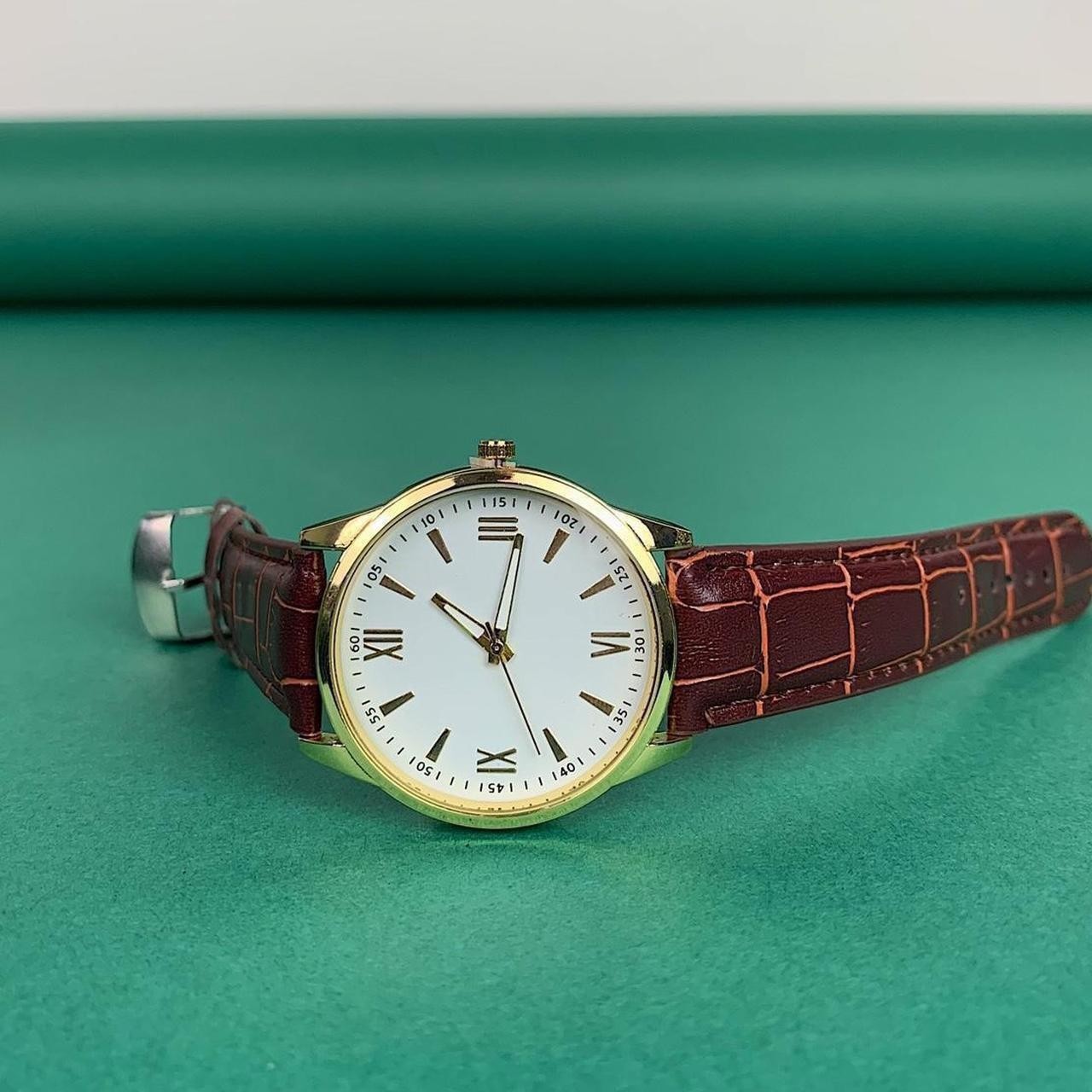 Minimalistic essential vintage style gold and leather style band watch. 9 inches