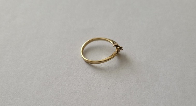 10k P (Plum) yellow gold ring, missing stone, 1.4 grams without stone