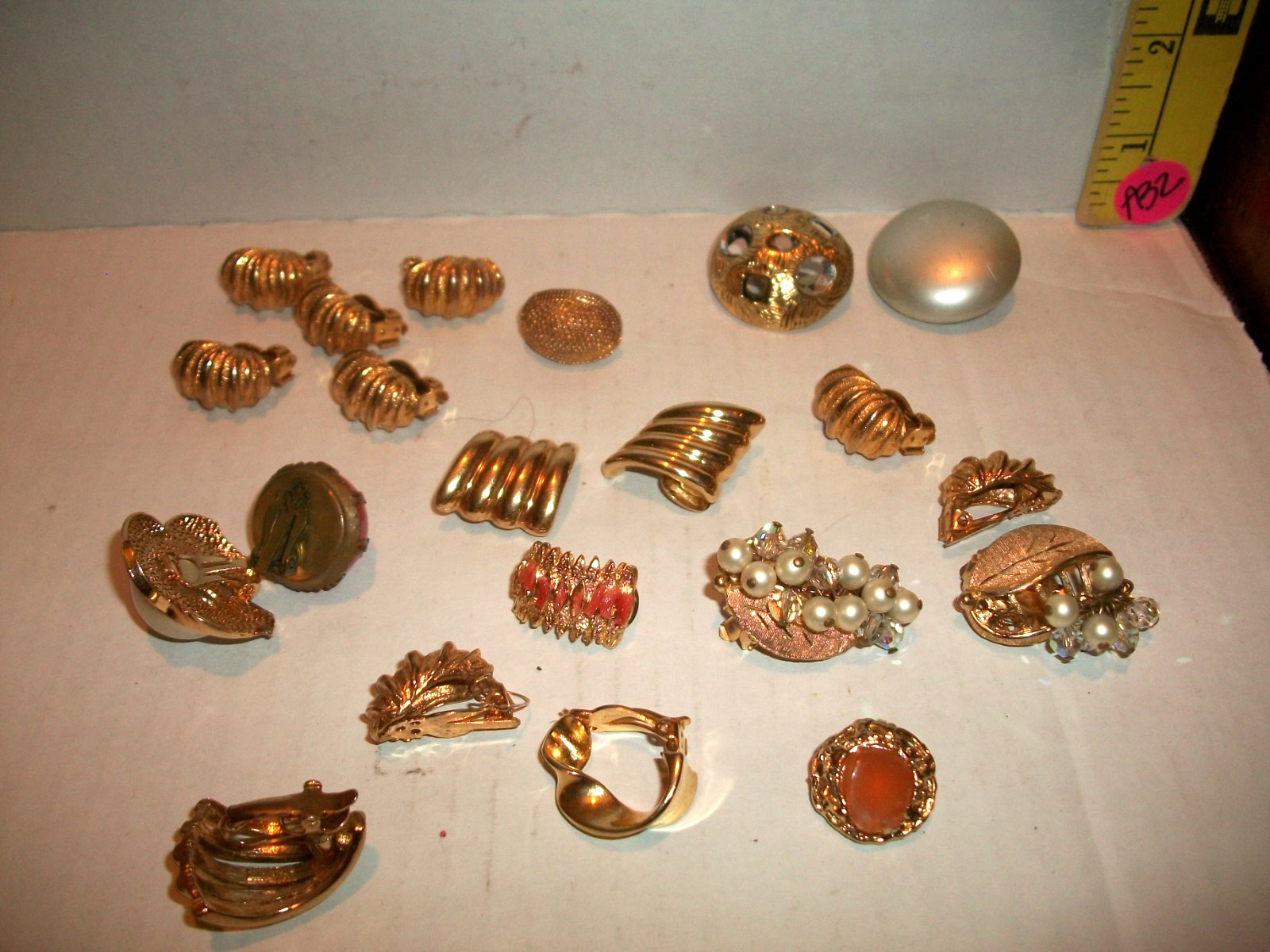 LOT OF UNMARKED SCRAP JEWELRY CLIP EARRINGS MATERIALS VARY FOR CRAFTS 19 PIECES