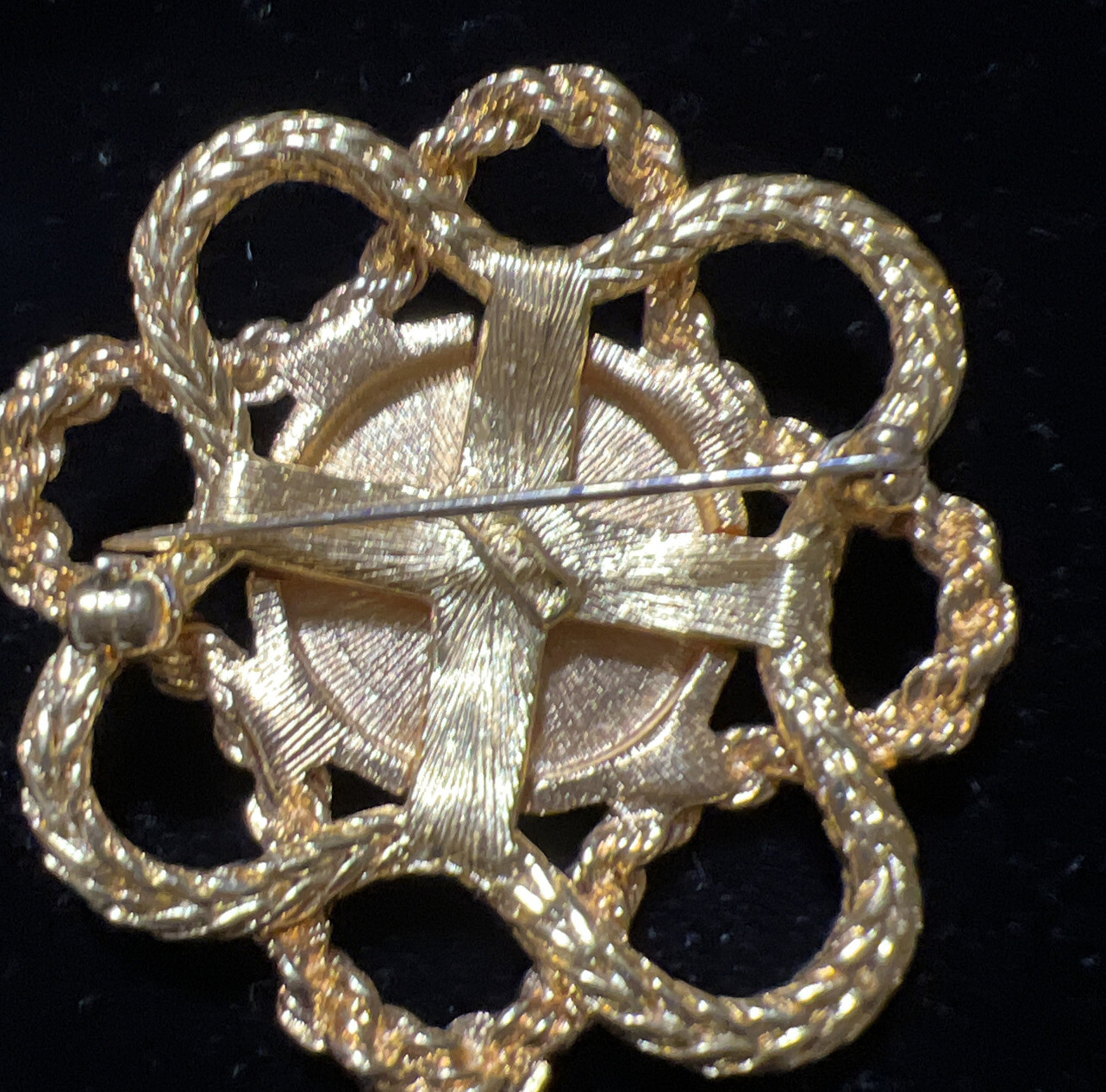 Vintage Monet Round brooch, gold toned, post 1955 Excellent Condition