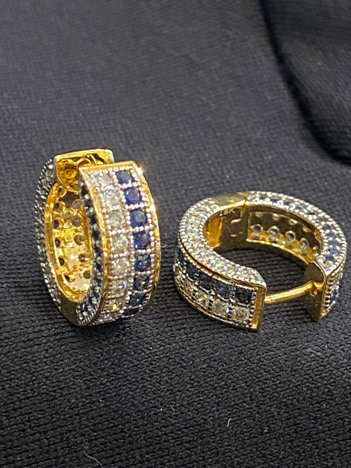 1.90 Cts Round Brilliant Cut Diamonds Sapphire Petite Hoop Earrings In 18K Gold